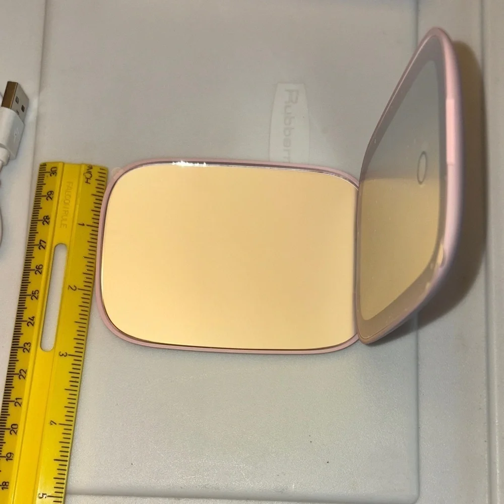 🆕 LED Compact Mirror with Floral Design - Picture 7 of 10